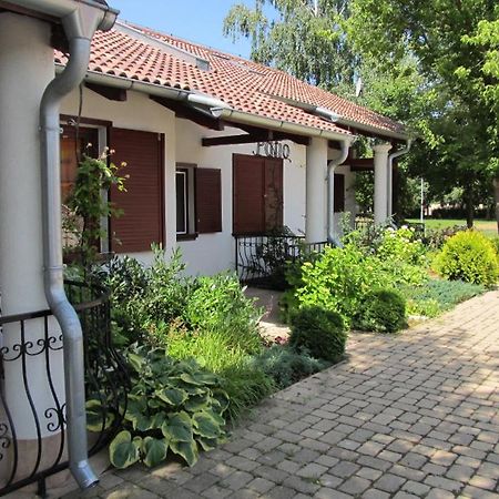 Villa Patio Patince Exterior foto