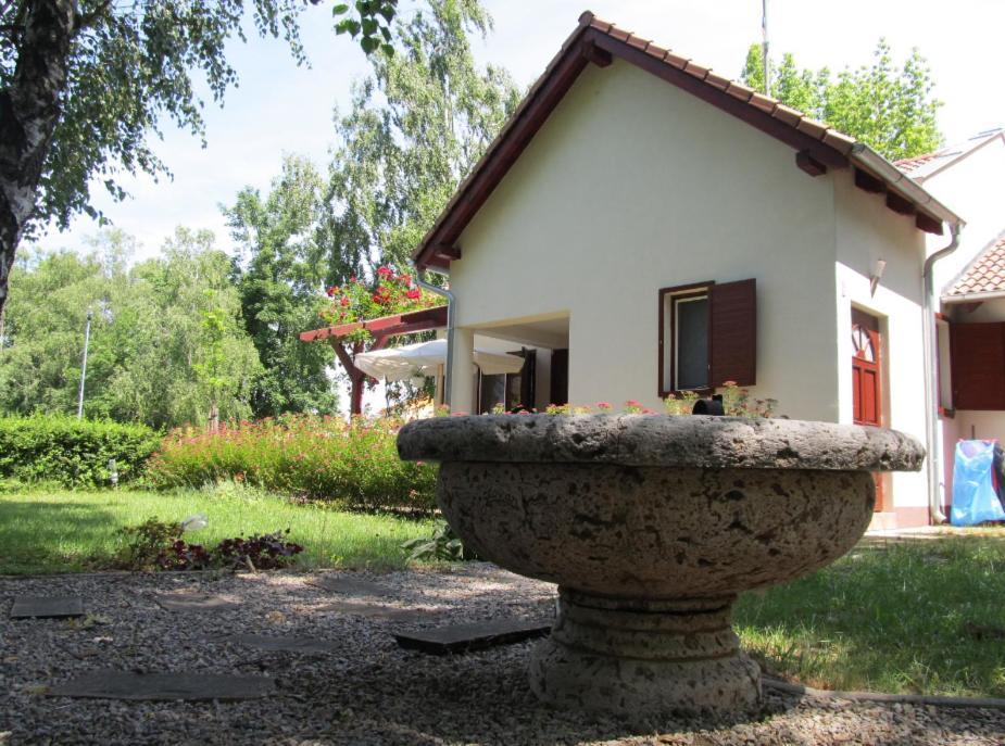 Villa Patio Patince Exterior foto