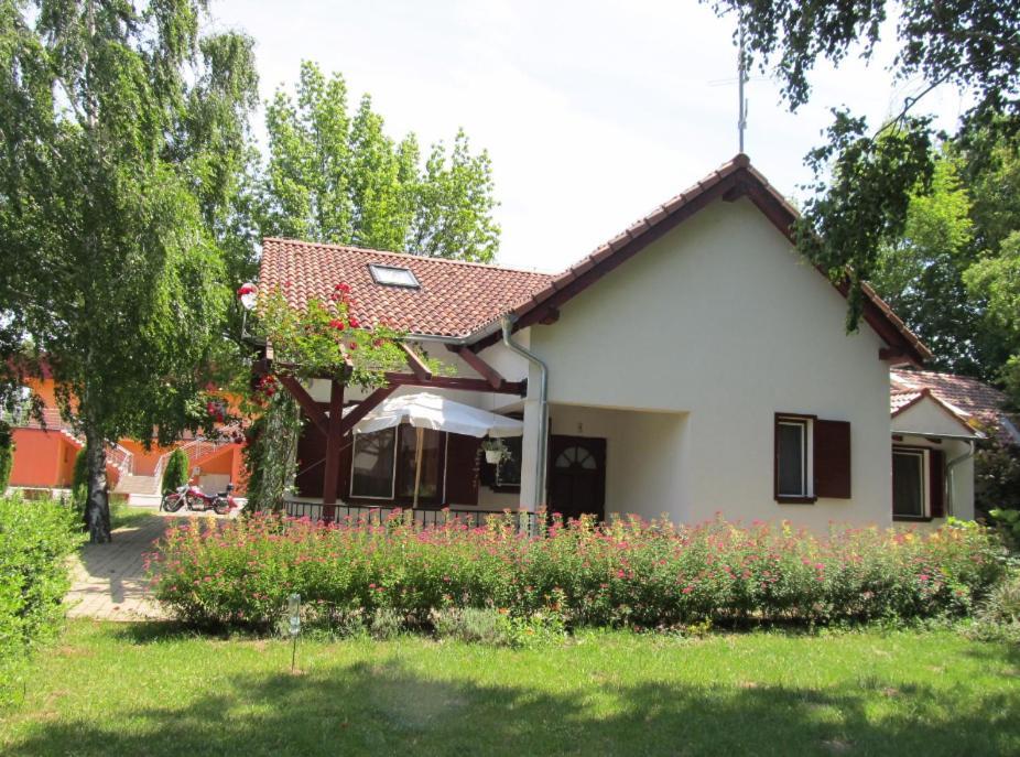 Villa Patio Patince Exterior foto